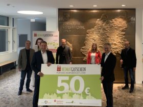 Der Heimatgutschein geht an den Start - Landrat Armin Kroder (vorne links) und Sparkassenvorstandsmitglied Michael Kläver (vorne rechts) präsentieren den Heimatgutschein. Unterstützt wird das Projekt von der Wirtschaftsförderung des Landkreises (links hinten Frank Richartz) und dem Medienverbund, vertreten durch die Verleger der Heimatverlage Kai Herrmann (Pegnitz-Zeitung), Ursula Pfeiffer (Hersbrucker Zeitung) und Ulrich Bollmann (Der Bote, von links nach rechts).