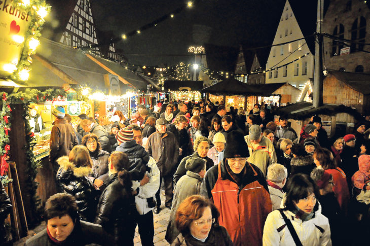 Menschen drängen sich dicht an dicht, plaudern unbeschwert an den Ständen. Bilder wie dieses vom Laufer Weihnachtsmarkt wird es heuer nirgendwo im PZ-Gebiet geben.