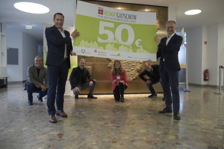 Landrat Armin Kroder (vorne links) und Sparkassenvorstandsmitglied Michael Kläver (vorne rechts) präsentieren den Heimatgutschein. Unterstützt wird das Projekt von der Wirtschaftsförderung des Landkreises (links hinten Frank Richartz) und dem Medienverbund, vertreten durch die Verleger der Heimatverlage Kai Herrmann (Pegnitz-Zeitung), Ursula Pfeiffer (Hersbrucker Zeitung) und Ulrich Bollmann (Der Bote, von links nach rechts).