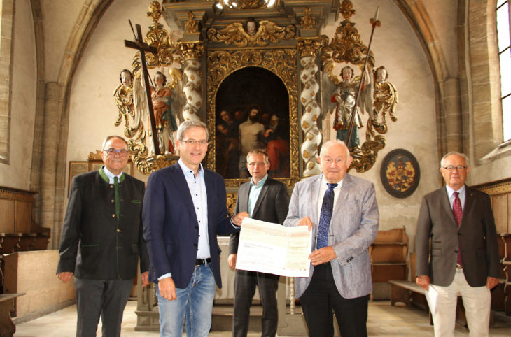 Das Bild zeigt (von links) Klaus Teichmann, Robert Ilg, Peter Uschalt, Günther Beckstein und Wilhelm Polster in dem laut Rathauschef „Schmuckkästchen“.