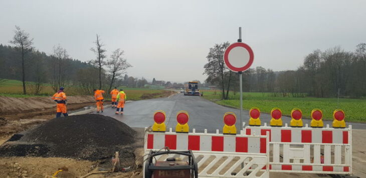 Noch ist die Straße zwischen der Abzweigung nach Unterkrumbach und Kühnhofen gesperrt. Ab kommenden Montag soll sie freigegeben und der zweite Bauabschnitt begonnen werden.