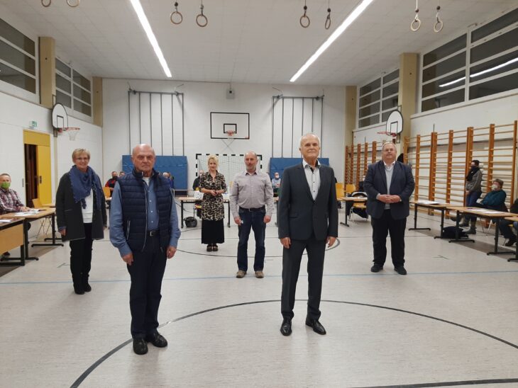 Lorenz Baumann und Josef Langhans (vorne von links nach rechts) freuten sich über die Auszeichnung als Ehrenbürger der Gemeinde Simmelsdorf. Auch den ausgeschiedenen Räten Barbara Penkwitz und Otfried Escherich, galt der Dank von Bürgermeister Gumann und seiner Stellvertreterin Andrea Lipka.