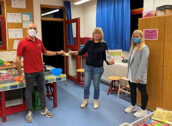 Beim Blutspenden in Offenhausen übergab BRK-Bereitschaftsleiter Martin Linz (links) die ersten Heimatgutscheine an Spender, die bereits ihr zweites Blutplättchen gesammelt hatten.