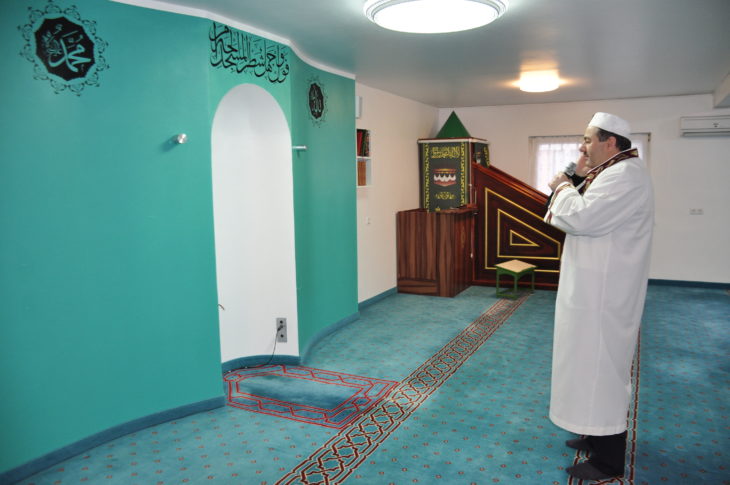 Imam Saruhan Senol beim Gebetsruf in der Laufer Moschee (Symbolbild).