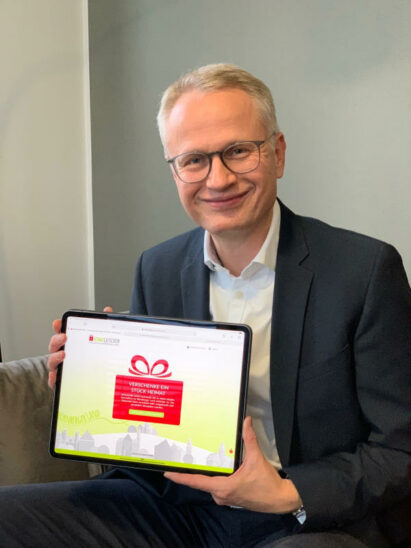 Michael Kläver und die Sparkasse Nürnberg haben ein Stück Heimat in Form des digitalen Heimatgutscheins als Weihnachtsgeschenke an die Mitarbeiter verschenkt.