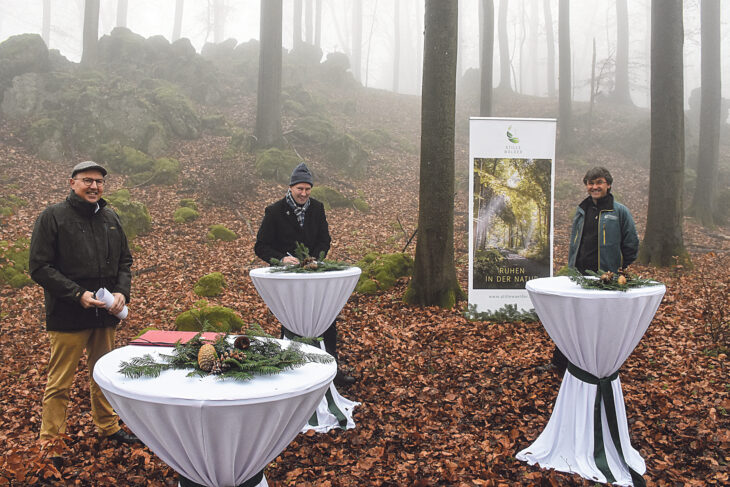 Projektleiter Bernd Vetter (links) und der Leiter des Forstbetriebs Allersberg Harald Schiller (rechts) von den Bayerischen Staatsforsten haben sich zum Unterzeichnen des Kooperationsvertrags mit Schnaittachs Bürgermeister Frank Pitterlein am Standort des künftigen Naturfriedhofs bei Osternohe getroffen.
