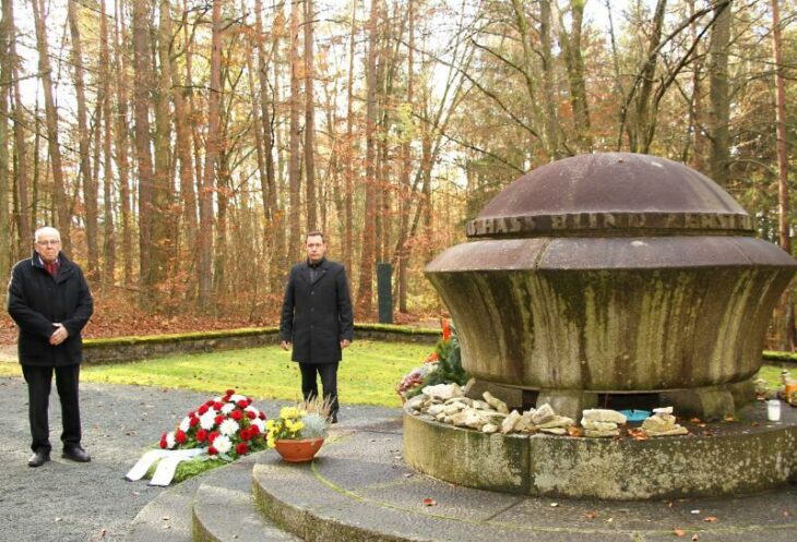 In Absprache mit den demokratischen Fraktionen im Kreistag haben wegen Corona nur Helmut Ritzer und Armin Kroder (von links) der KZ-Opfer am Mahnmal nahe Schupf gedacht.