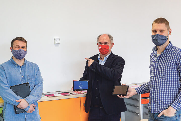 Neben Bürgermeister Klaus Hacker (Mitte) Tobias Milz (DIEHL) und Samuel Stöhr (rechts) vom Codecamp:N.