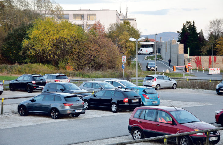 Ursprünglich nur als Provisorium währendes Krankenhausneubaues (im Hintergrund) errichtet, werden die 114 kostenlosen Parkplätze an der Kunigundengasse unterhalb des Laufer Hausberges jetzt zur Dauereinrichtung.