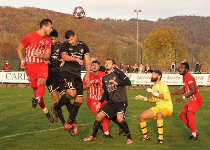 Die entscheidende Szene beim Duell des 1.FC Hersbruck gegen den Spitzenreiter; Burc Takmac gewinnt das Kopfballduell gegen die beiden FC-Akteure Tayyip Kara und Maximilian Kim und wuchtet den Ball per Kopf zum „Goldenen Tor“ in die Maschen – auch Daniel Bergler und Torhüter Maurizio Schneider (rechts) können das Unheil nicht mehr abwenden.