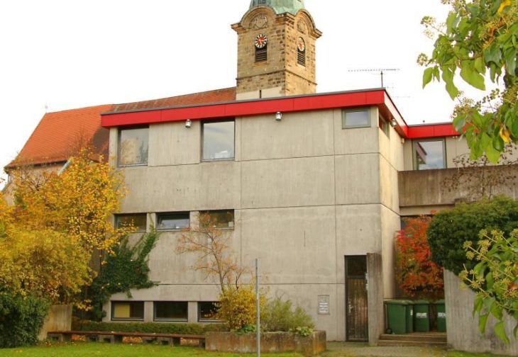 Das Nikolaus-Selnecker-Haus im „Schatten“ der Hersbrucker Stadtkirche wird zweimal die Woche das neue Zuhause eines offenen Jugendtreffs.