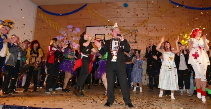 Für die Happurger „Faschingsfreunde Helau“ unter Corona-Bedingungen „einfach nicht vorstellbar“: Viele ausgelassene Gäste, wie hier beim eigenen Faschingsball. Deshalb sagen sie die Session 2020/21 schweren Herzens ab.