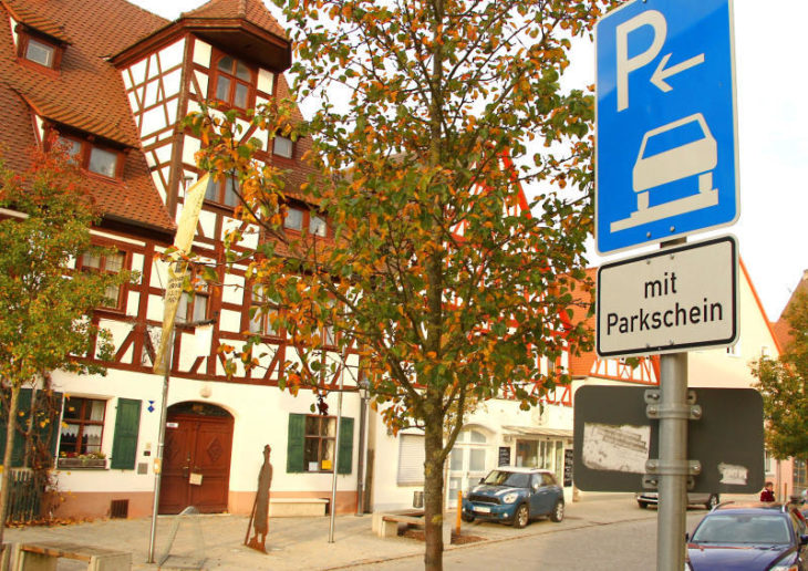 Hersbruck (hier am Hirtenmuseum), Lauf, Röthenbach, Schwaig, Rückersdorf und Schnaittach erwarten über den Zweckverband Verkehrsüberwachung im Nürnberger Land heuer rund 280  000 Euro an Einnahmen durch „Parkknöllchen“.