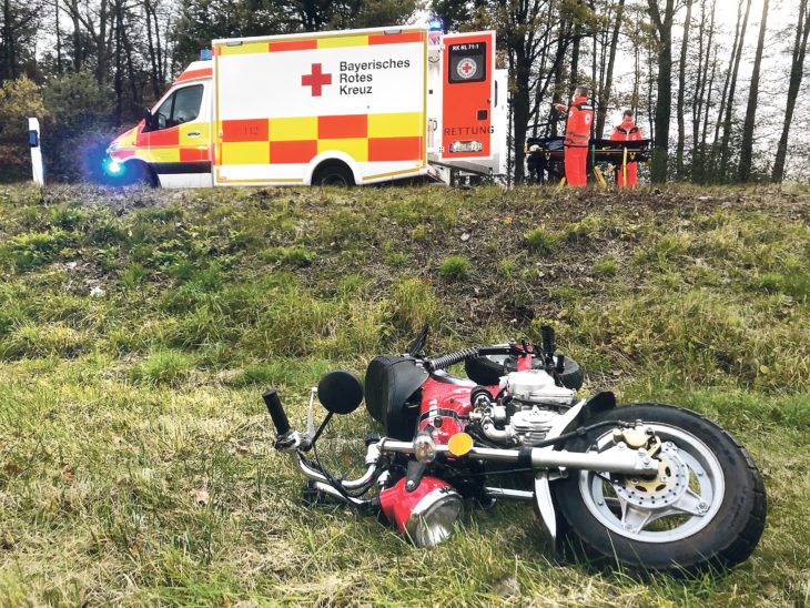 Der Fahrer dieses Leichtkraftrads wurde lebensgefährlich verletzt