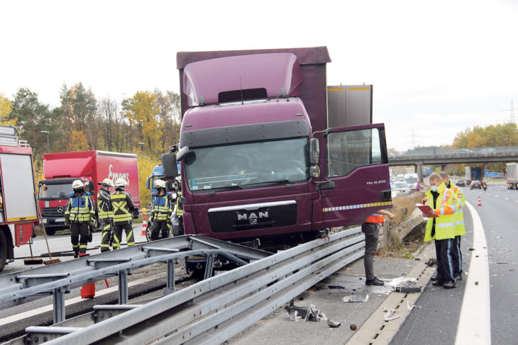 Fast wäre der Lkw durch die Mittelleitplanke gebrochen.