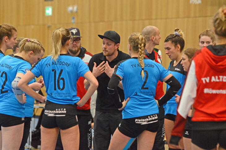 Altdorfs Trainer Milan Dörnhöfer (Mitte) stellt vor der Partie in Oberbayern klare Forderungen an seine Mannschaft. Hoffentlich hören Senta Fößel, Juliane Kind, Clara Fischer und Katharina Schön (von links) genau hin.