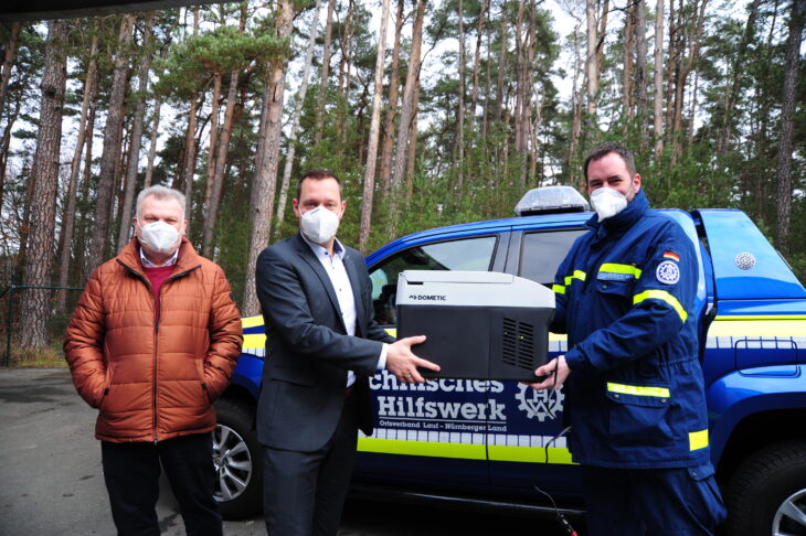 Die ersten 100 Impfstoffdosen erreichen den Landkreis Nürnberger Land: Marcus Sperber vom Technischen Hilfswerk übergibt den Kühlbehälter Landrat Armin Kroder und Dr. Martin Seitz (links).