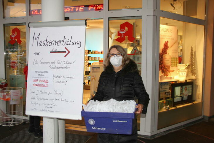 Nelli Freier-Kurt bringt Nachschub zu den Stationen, an denen vor der Hersbrucker Apotheke im City-Park die kostenlosen FFP2-Masken verteilt wurden.
