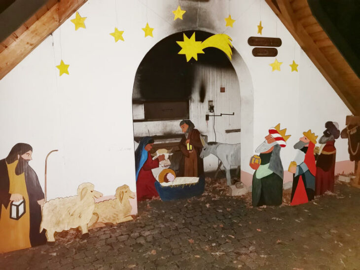 Sinnbild für Weihnachten in Corona-Zeiten: Die Dorfkrippe in Reichenschwand ist draußen aufgebaut und auch viele Kirchengemeinden werden im Freien Heiligabend feiern – aber ohne Christmette.