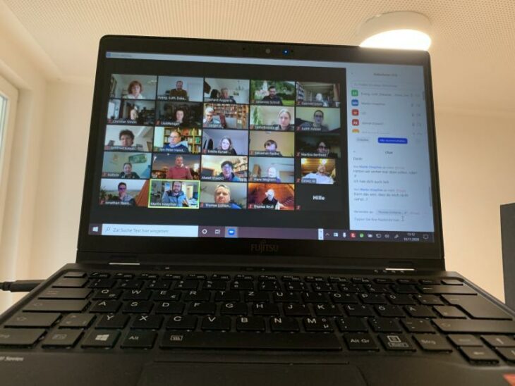 Die Pfarrer testeten bei ihrer Konferenz, ob sich ein Zoom-Meeting gut für einen Austausch vieler Menschen eignet. Da das funktioniert hatte, wurde auch die Dekanatssynode online abgehalten.