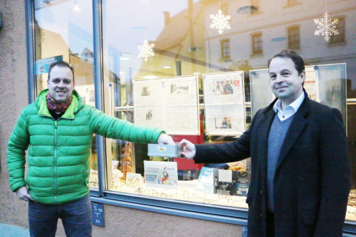 Marco Wendl (links) zieht bei Michael Krammer (rechts) die Siegernummer.