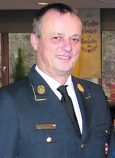 Gesunden Menschenverstand walten lassen, rät Kreisbrandrat Norbert Thiel beim Anbringen des Weihnachtsschmucks.