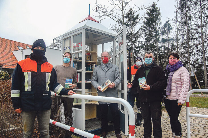 Bürgermeister Klaus Hacker – in der Tür der „Bücherrakete“ – freut sich über das Projekt, das Mitglieder der Haimendorfer Feuerwehr (links und rechts neben ihm) auf die Beine gestellt haben.