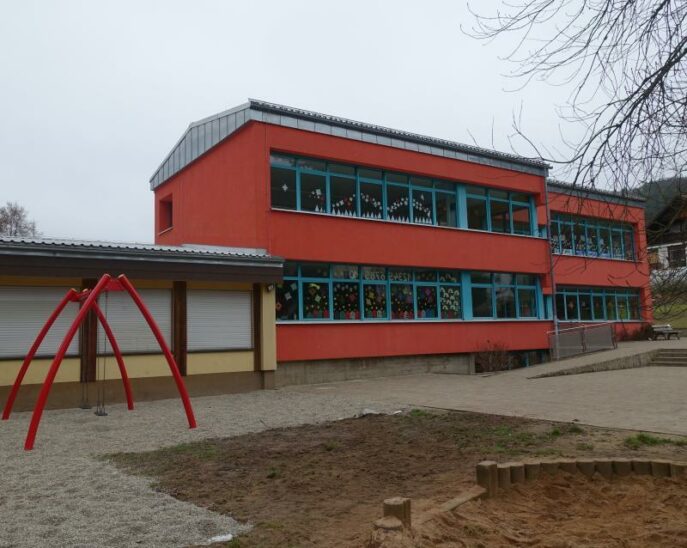 Die sonnige Südseite der Grundschule Vorra – Klimaanlagen sollen ein zu starkes Aufheizen der Räume im Sommer verhindern.