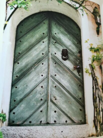 Diese eher schlichte Tür befindet sich in einem Rundbogengehäuse in einem historischen Gebäude in Königstein.