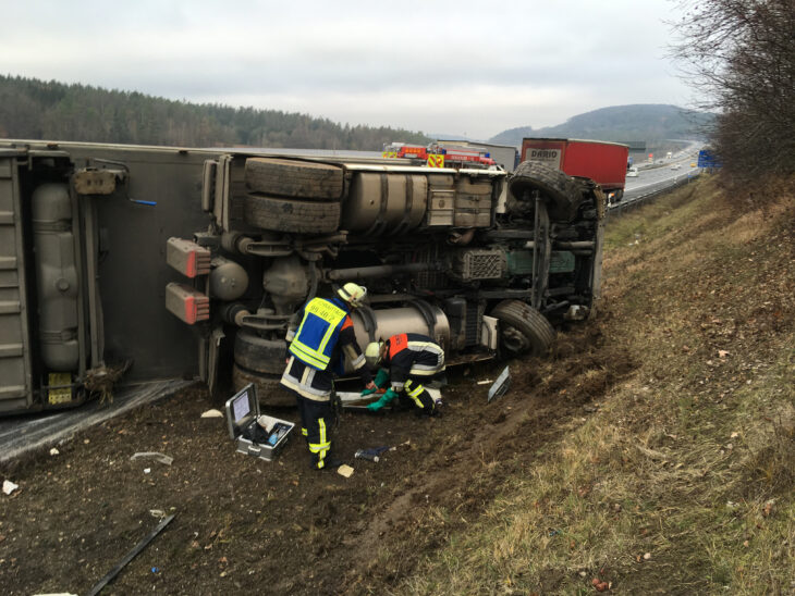 Der mit Lebensmitteln beladene Lkw war auf die Seite gekippt.