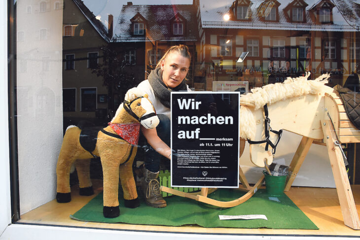 Öffnen will Katharina Heinl ihr Geschäft „Anna und Maximilian“ erst wieder, wenn es auch erlaubt ist. Allerdings will sie mit dem Plakat auf die schwierige Situation des Einzelhandels hinweisen.