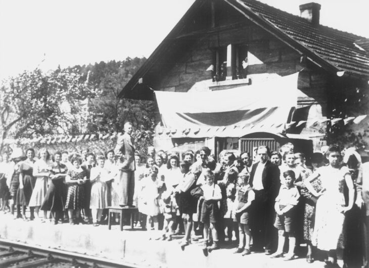Dicht an dicht standen die Leute am 14. Mai 1950 um 13.05 Uhr, auf dem Tisch links von der Bildmitte Bürgermeister Georg Wagner. Kurz darauf dampfte der erste Zug im Bahnhof ein.  Foto: privat