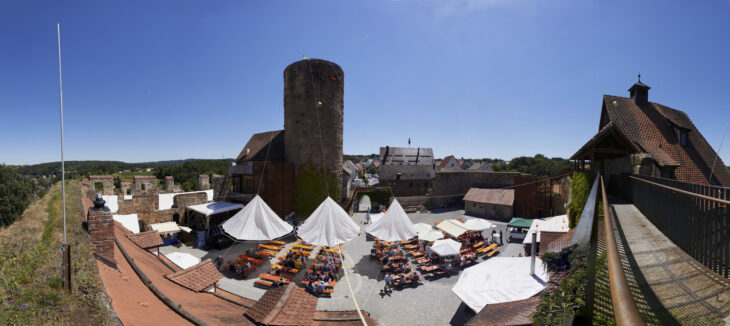 Mitglieder des Jazzvereins, Musiker und Besucher hoffen, dass die beliebten und niveauvollen Jazz-Events in der stimmungsvollen Burg Burgthann - hier beim Jazz-Burgfest im Hof - ab diesem Jahr wieder wie gewohnt stattfinden können.