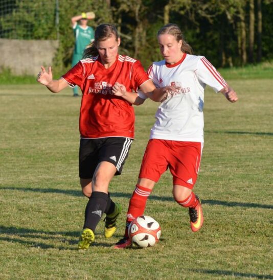 Einst Gegner, in der vergangenen Saison gemeinsam Aufsteiger in die Bezirksliga: Die frühere Offenhausenerin Isabella Weidinger (weiß) und Isabel Schneider haben beim FC Reichenschwand einen guten Stand. Doch das gilt längst nicht für alle Frauenmannschaften.