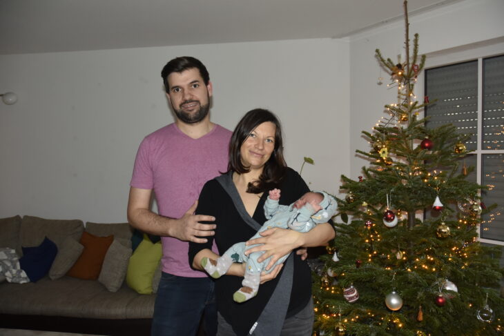 Das Laufer Weihnachtsbaby 2020: Der kleine Mateo Garcia mit seinen Eltern Stefanie Schulz und Silvio-Garcia Rudolph.