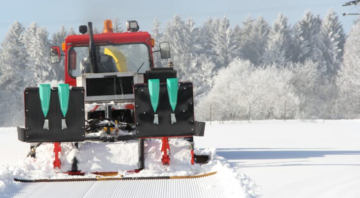 Strahlender Sonnenschein, jede Menge Neuschnee und der Pisten-Bully von Spurer Hans Meier: Mehr Zutaten braucht es nicht für ein traumhaftes Wintersporterlebnis. Bislang sind die Leinburger Loipen noch gesperrt, doch die Wetterprogonosen für die kommenden Tage kündigen Schneefälle an.