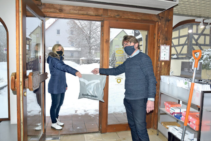 Vorbestellte Ware direkt beim Händler abholen. Hier im Eingangsbereich des Modehauses Greifenstein in Schnaittach macht Geschäftsführer Christian Bösner vor, wie „Click and Collect“ funktioniert.