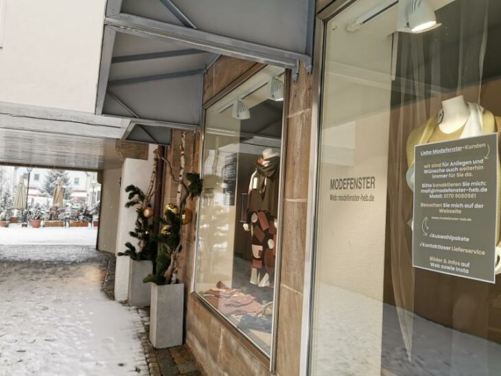 Die Straßen in der Altstadt sind leer. Aber ab sofort dürfen die Leute wieder an den Läden bestellte Ware abholen. Darauf weisen die Plakate in den Schaufenstern hin. Mehr als ein Zubrot ist das aber für die meisten nicht.