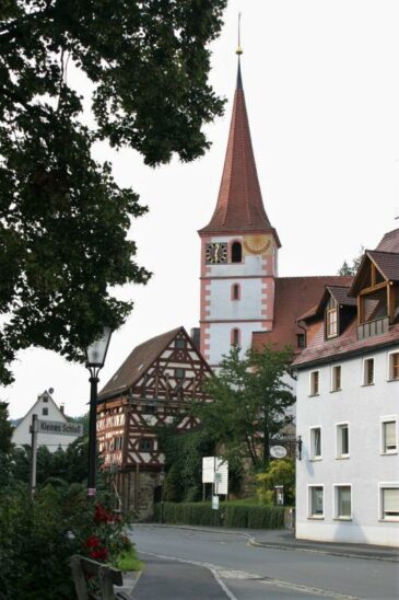 An der Generalsanierung der St. Bartholomäuskirche in Kirchensittenbach mit veranschlagten Gesamtkosten von rund 927 500 Euro beteiligt sich die Bayerische Landesstiftung mit 27 000 Euro Zuschuss.