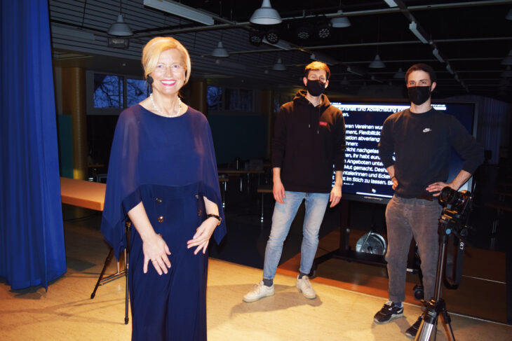 Eckentals Bürgermeisterin Ilse Dölle mit dem Technikteam um den Frohnhofer Simon Gubo vor der Aufzeichnung des virtuellen Neujahrsempfangs in der Georg-Hänfling-Halle.
