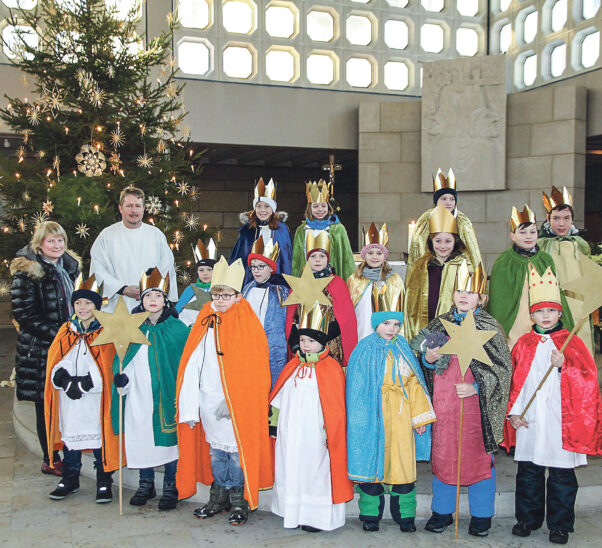 Der Sternsingeraktion in Rückersdorf stand 2017 nichts im Weg. Das Bild zeigt einen Teil der königlichen Kinder in St. Martin, zusammen mit Pastoralreferent Otmar Herzing und der Leiterin des Rückersdorfer Sternsinger-Teams, Gabriele Busch.