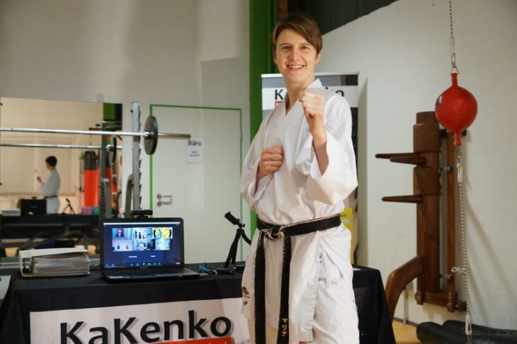 Die „neue Normalität“ für Maria Weiß: Statt mit ihnen in der großen Halle zu trainieren, hält sie ihre Karateschüler via Zoom fit.