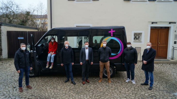 Vertreter des Dekanats, des Rotary-Clubs und des Landkreises Nürnberger Land posieren vor dem neuen Bus.