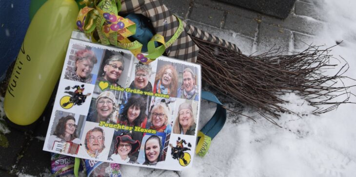 Weiberfasching ohne die Feuchter Hexen? So ganz schafft das nicht mal das Coronavirus.