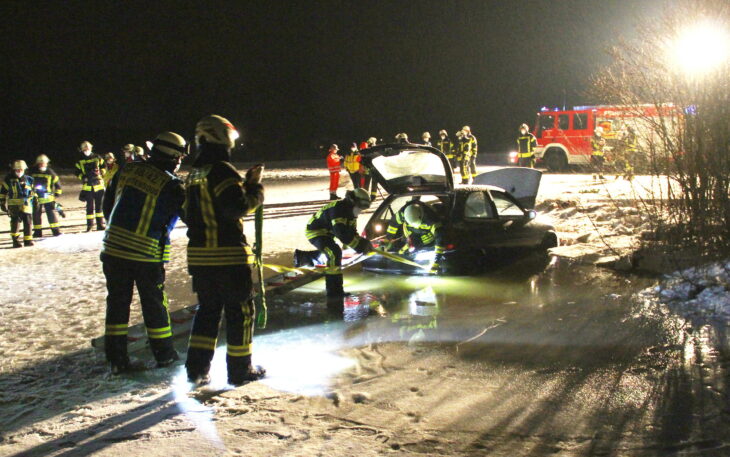 Zunächst versuchten Mitglieder der Feuerwehr, das Auto mit einer Seilwinde aus dem Wasser zu ziehen.