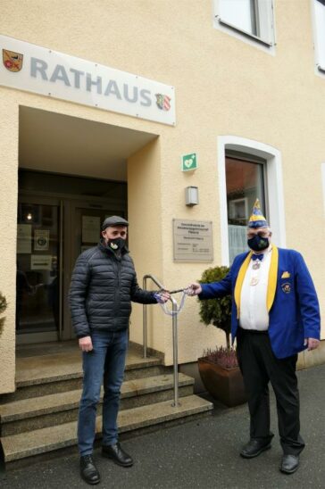 Happurgs Bürgermeister Bernd Bogner (links) nahm den Rathausschlüssel von Horst Paulus wieder in Empfang.
