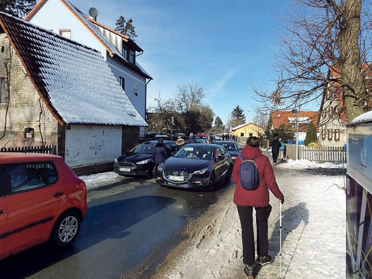 Nichts ging mehr am Sonntag in Haimendorf, wie diese Bilder belegen. Ein Bekannter habe 30 Minuten gebraucht, um mit dem Auto zu ihm durchzukommen, erzählt ein Dorfbewohner. Schließlich musste die Polizei anrücken, weil auch der Rettungsdienst im Notfall das Nachsehen gehabt hätte. Sie verwarnte die Falschparker.