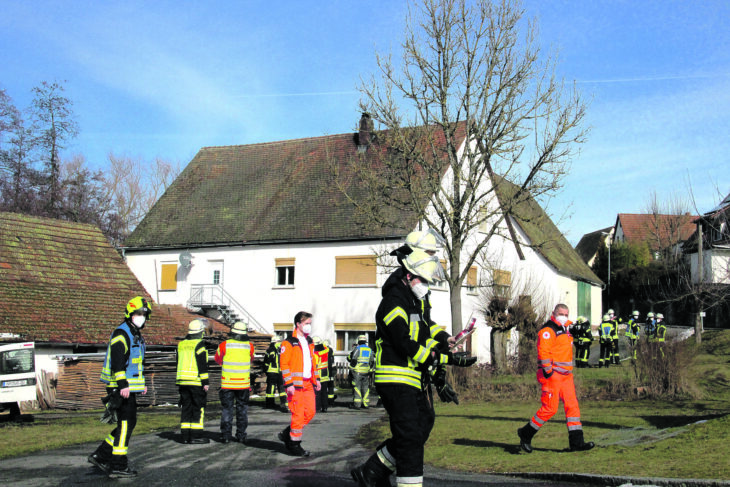 Der Kaminbrand war am Ende eher ein Fall für den Schornsteinfeger als für die Feuerwehr. Sie musste diesem lediglich helfen, Aschereste ins Freie zu bringen. Die Drehleiter aus Lauf, vorsorglich angerückt, wurde nicht benötigt.
