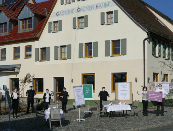 Die Köche des „Grünen Baums“ in Kühnhofen haben am Sonntag kurz ihre Töpfe verlassen, um gemeinsam mit den Wirtsleuten Hans-Peter und Anita Eberhard und dem Servicepersonal für die Wiederöffnung der Gastronomie „auf die Straße zu gehen“.