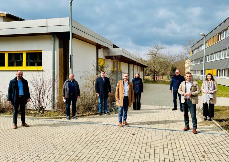 Gemeinsam durch die Corona-Krise: Landrat Armin Kroder mit den Bürgermeistern des südlichen Landkreises, Malteser Geschäftsführerin Claudia Ramminger (hinten links) und Julia Meyer, Leiterinder Abteilung Jugend, Familie und Soziales am Landratsamt  in Lauf (rechts)